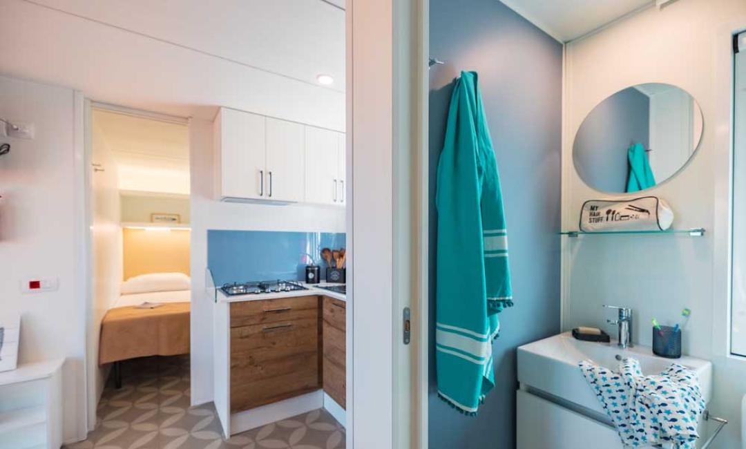 Appartement moderne avec cuisine, salle de bain et chambre.
