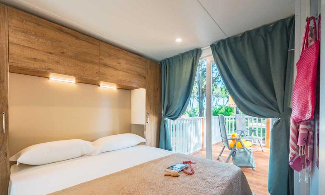 Chambre confortable avec terrasse et vue sur le jardin.