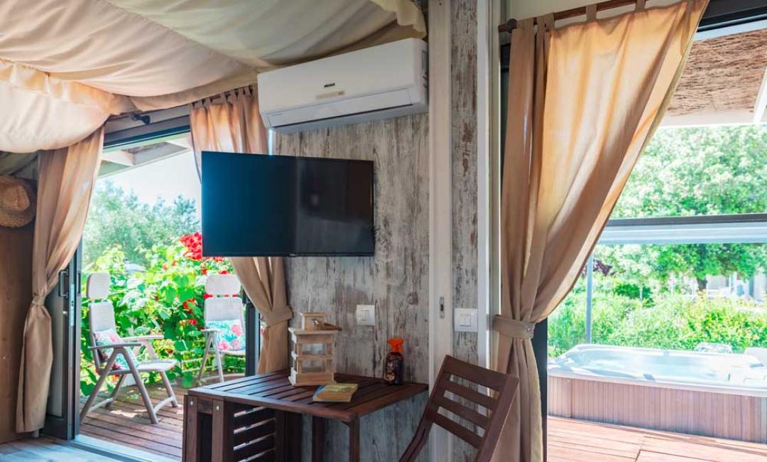 Gemütliches Interieur mit Gartenblick, TV und Klimaanlage.