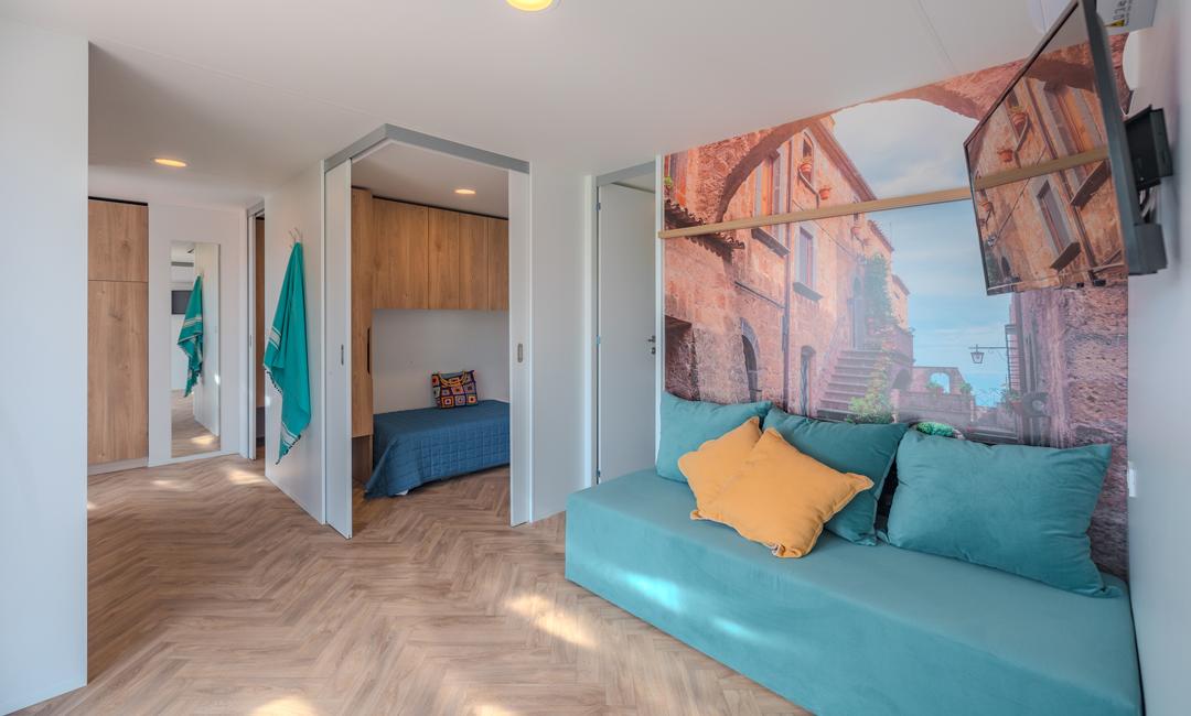 Modern appartement met kleurrijke decoratie en houten vloeren.