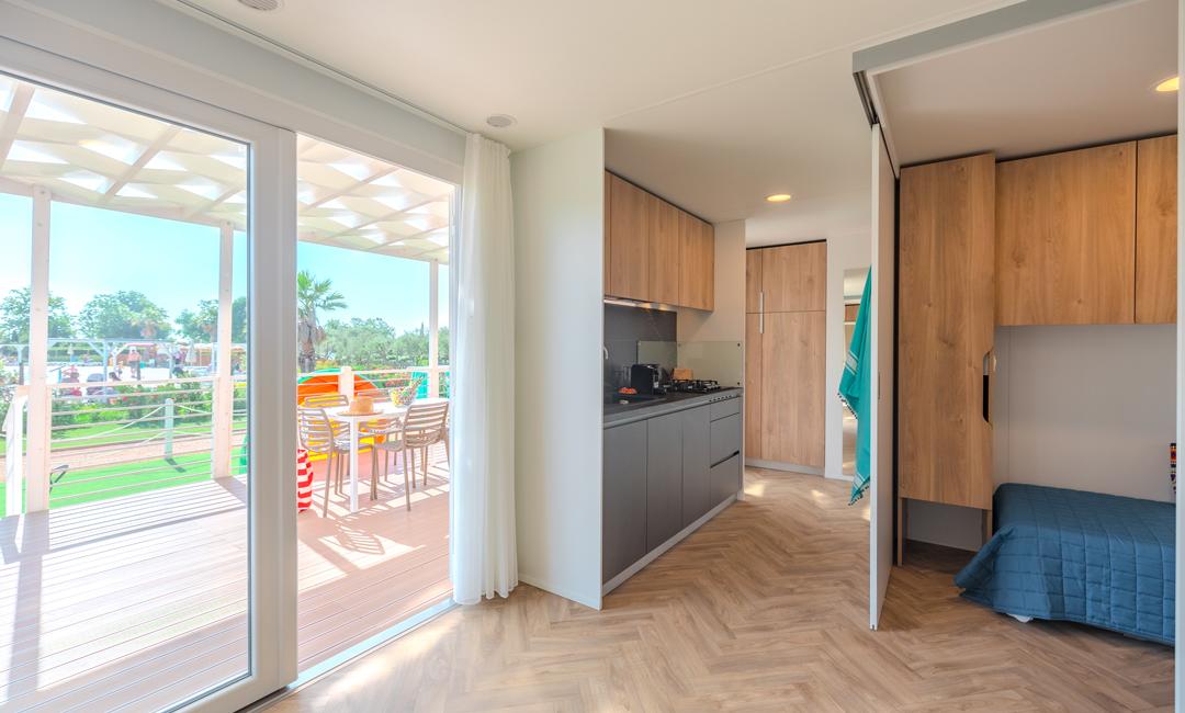 Modern appartement met keuken, terras en slaapgedeelte.