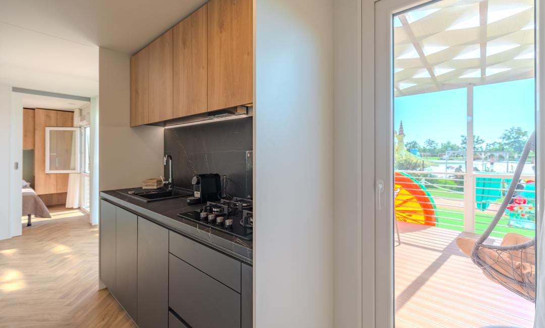 Moderne keuken met helder terras en buitenzicht.