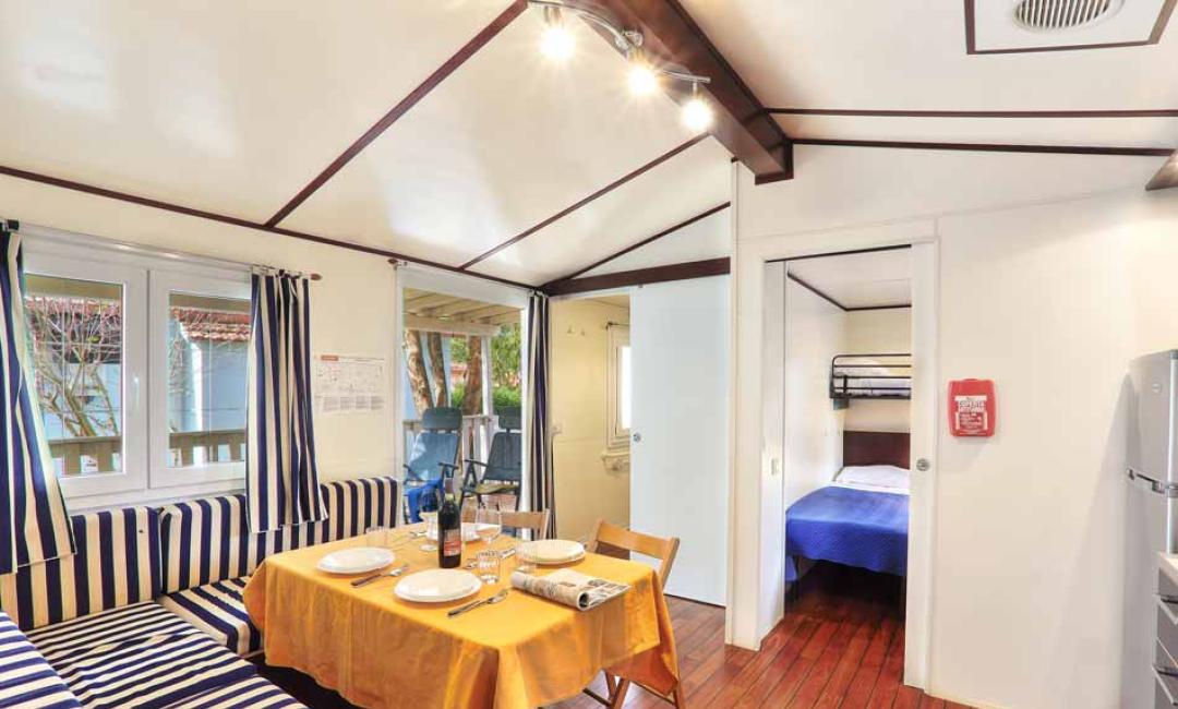 Gemütliches Ferienhaus mit Küche und Essbereich.