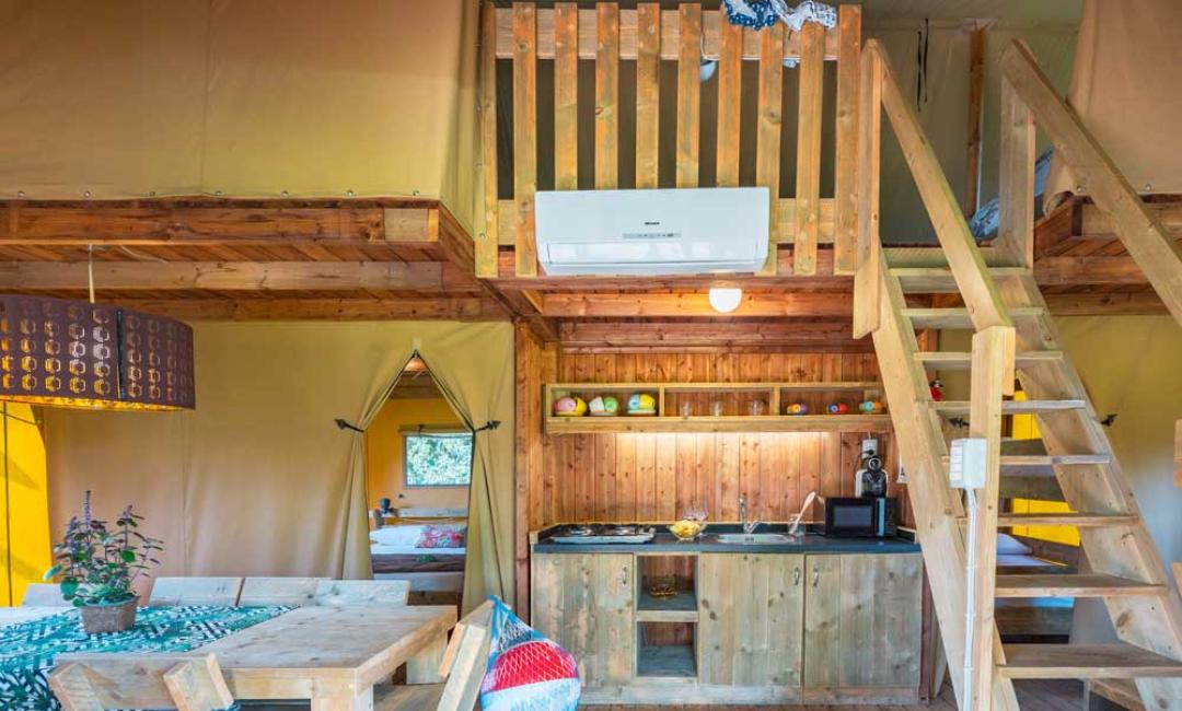 Gemütliches Holzhaus mit Loft und ausgestatteter Küche.